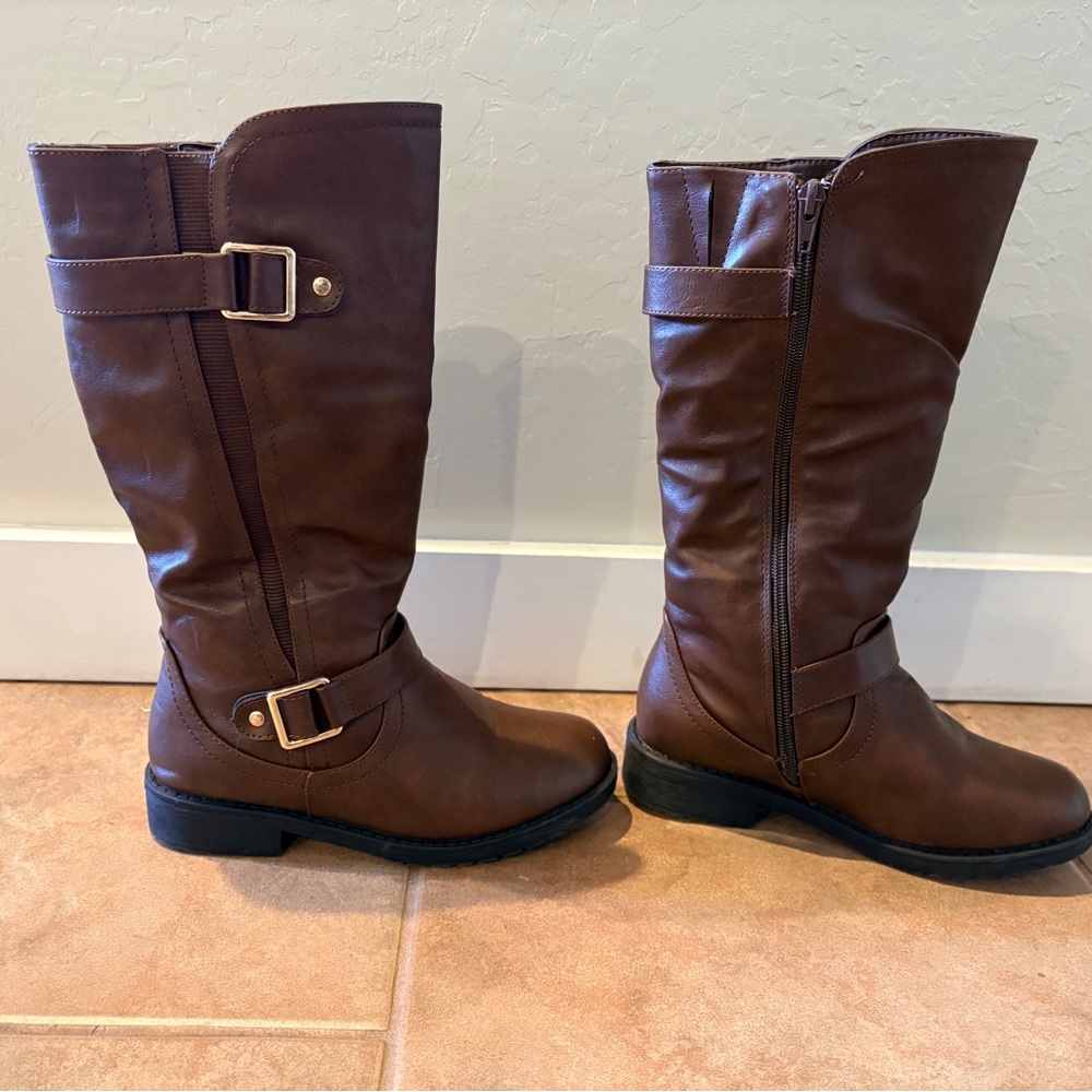 Ball-band Girls boots with buckles- Size 1, Never worn